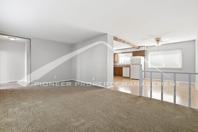 Foto del edificio - Spacious Home with 2 Car Garage and Fenced in Backyard!