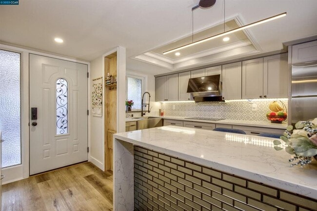 Building Photo - Fabulous townhome style condo in an upscal...