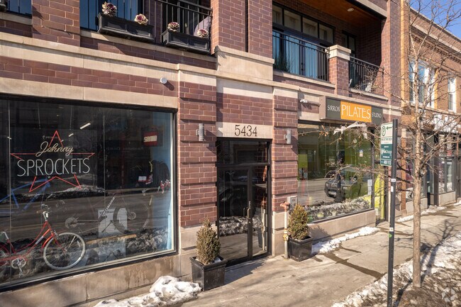 Entrance - 5434 N Clark St