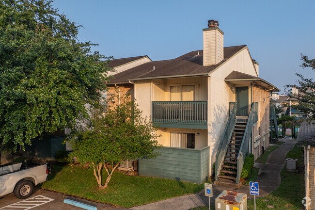 Foto del edificio - El Dorado Way Condominiums