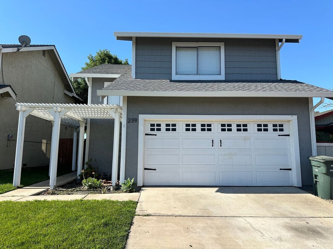 Primary Photo - GREAT OAKLEY 2 BEDROOM, 2.5 BATHROOM, PLUS...