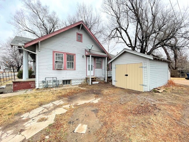 Building Photo - 1018 N Maple St