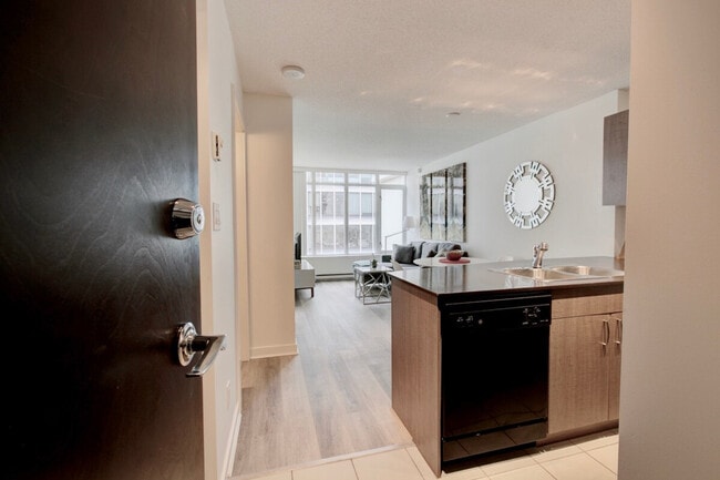 Building Photo - 610 Granville St