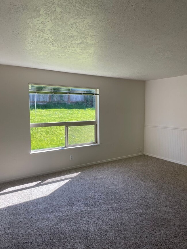 Building Photo - 3 bed 2 bath house in South Salem!