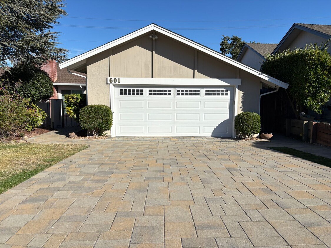 Foto principal - Beautiful Modern Single Family Home in the...