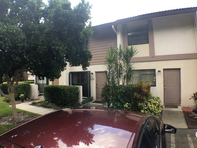 Building Photo - Best Two Bedroom Townhouse in Coral Springs