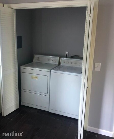 Building Photo - 2 br, 1.5 bath Townhome - 5704 Stone Brook Dr