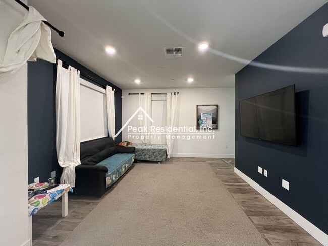 Building Photo - Updated Elk Grove 3bd/2.5ba Home with 2 Ca...