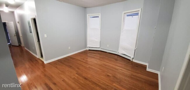 Building Photo - 3 br, 1 bath Townhome - 353 S 11th St