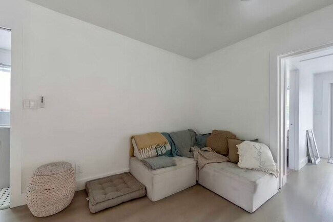 Foto del edificio - 719 NE 38th St