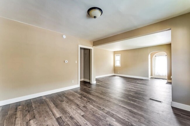 Building Photo - 628 N Broadview Ave