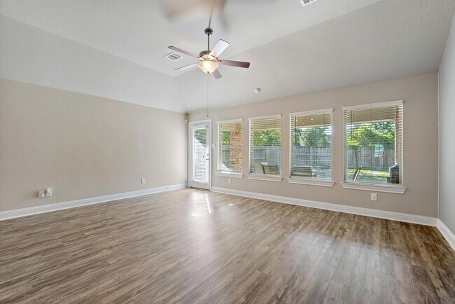 Foto del edificio - 18716 Laurel Hills Dr