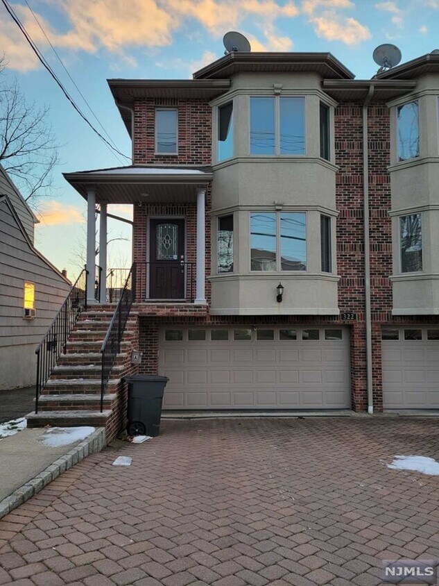 Primary Photo - 322 E Palisades Blvd