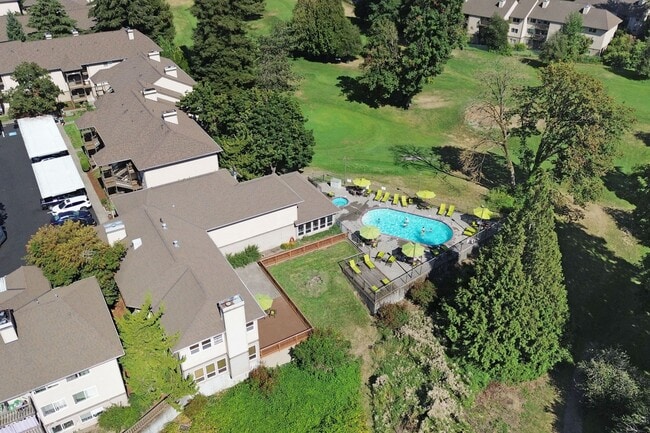 Vista del cielo con piscina - Rivergreens Apartments