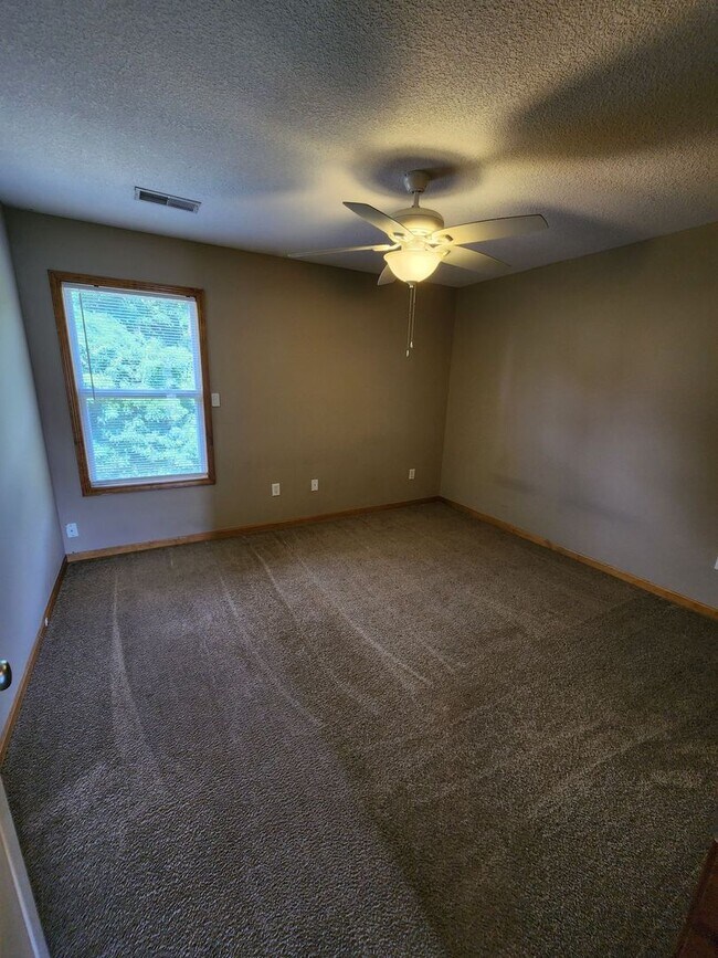 Building Photo - 3-Bedroom, 2.5-Bathroom home in Independence