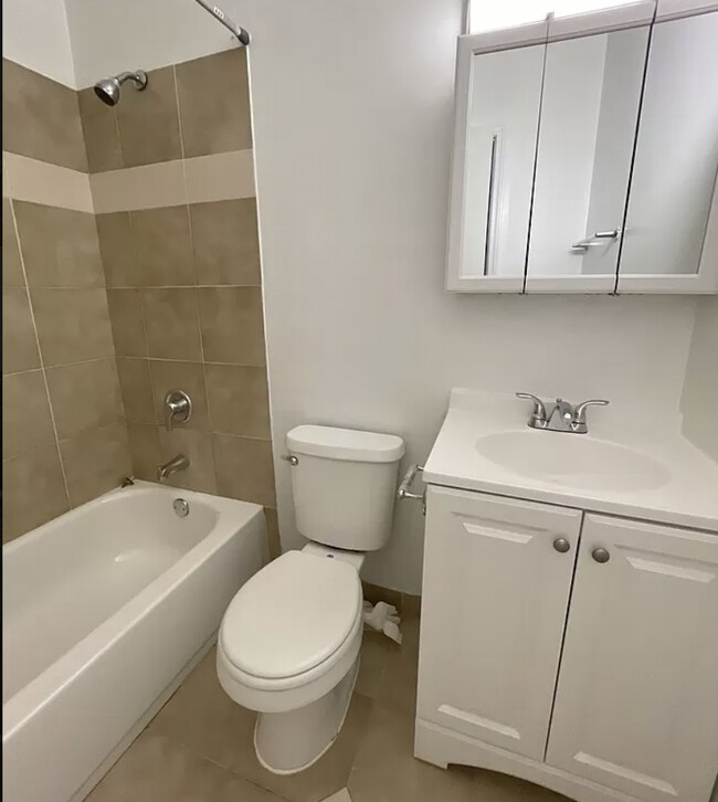 Building Photo - 1 bedroom in Chicago IL 60608