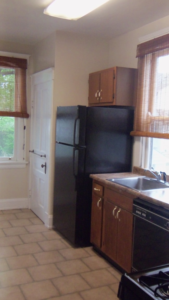 FROST FREE REFRIGERATOR - 1179 Herschel Ave