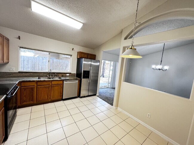 Building Photo - 4bed 2 bath  home for rent with free snow ...