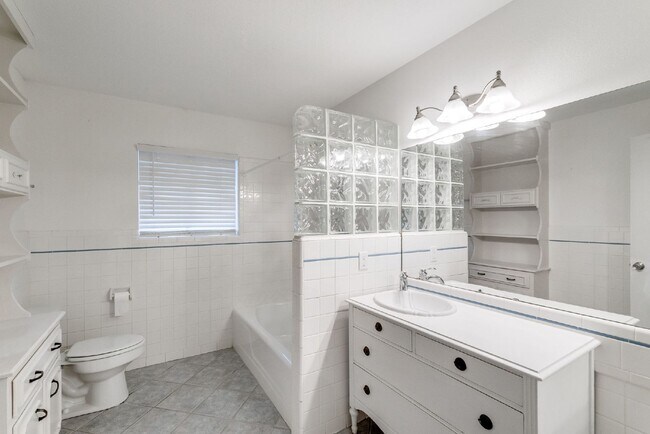 Building Photo - Great family home in well-established neig...