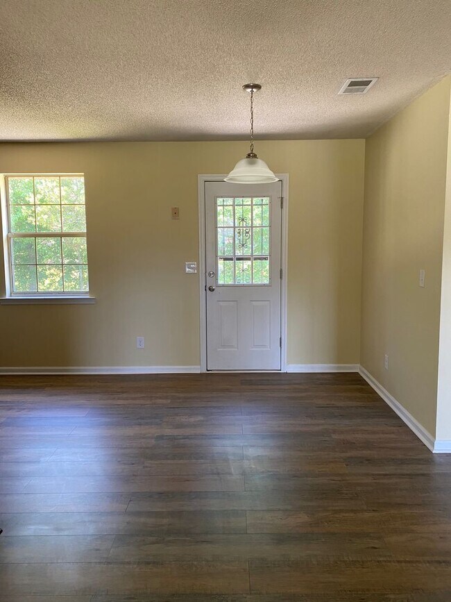 Foto del edificio - $500.O0 OFF MOVE IN SPECIAL!!