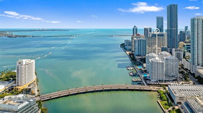 Foto del edificio - 801 Brickell Bay Dr