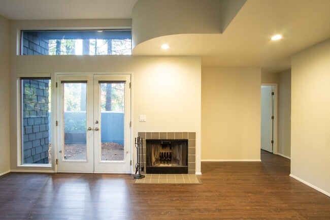 Foto del edificio - Fantastic Lake Oswego 1Bdr w/Fireplace, Dishwasher, W/D & Patio!