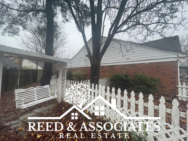 Building Photo - Updated Townhome Located in East Memphis~