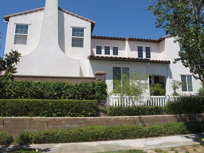 Foto del edificio - Four Bedroom Three Bathroom Home in the Ha...