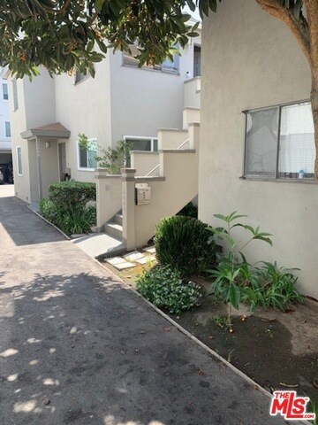 Foto del edificio - 1606 S Bundy Dr