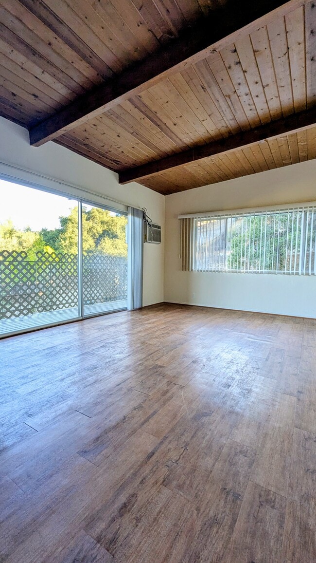 #304 Sala de estar 2 - Mountain Shadow Apartments