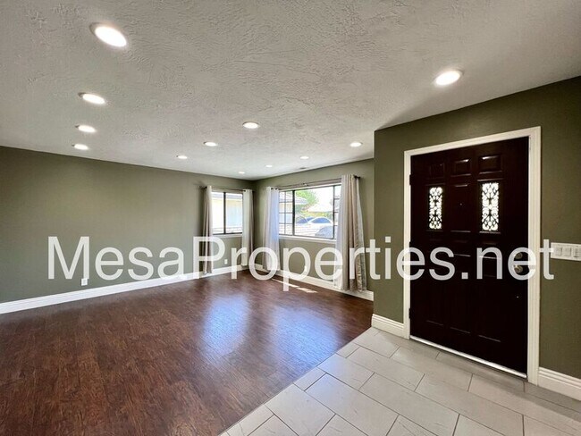 Building Photo - 12860 Golf Course Dr