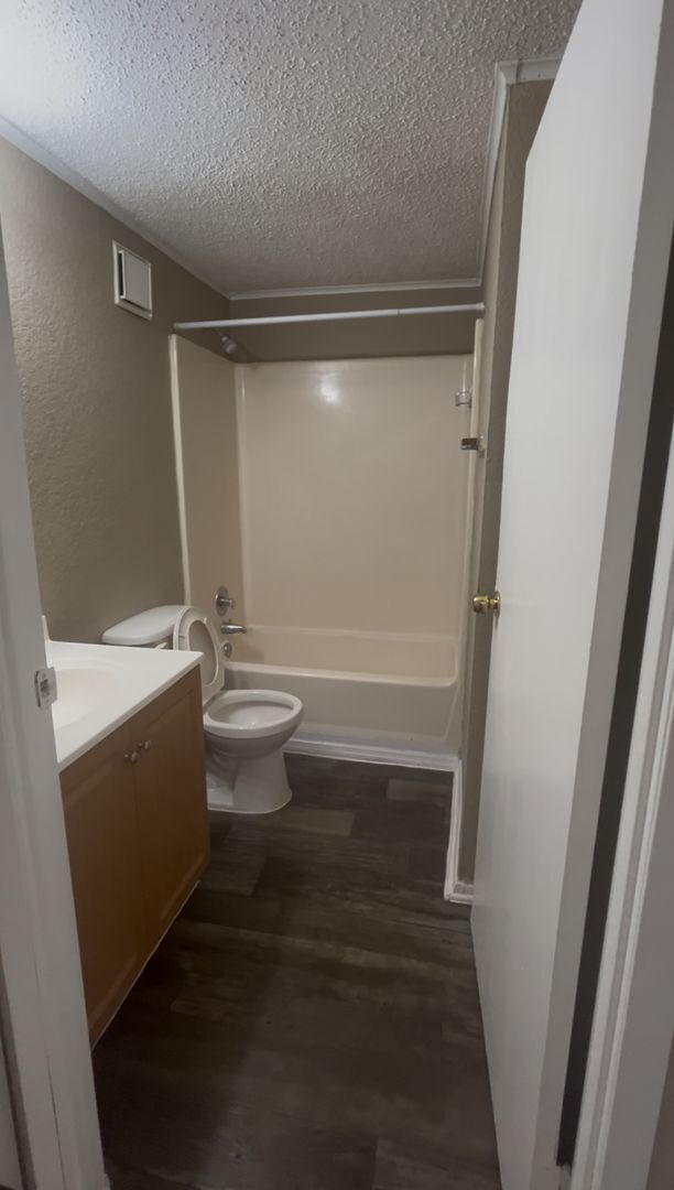 Foto del edificio - Why Settle? Get Prime Location + 1 Month F...