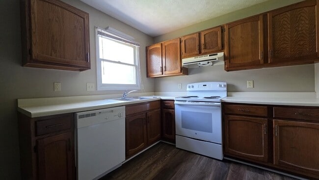 Building Photo - Townhouse in Mayflower Apartments