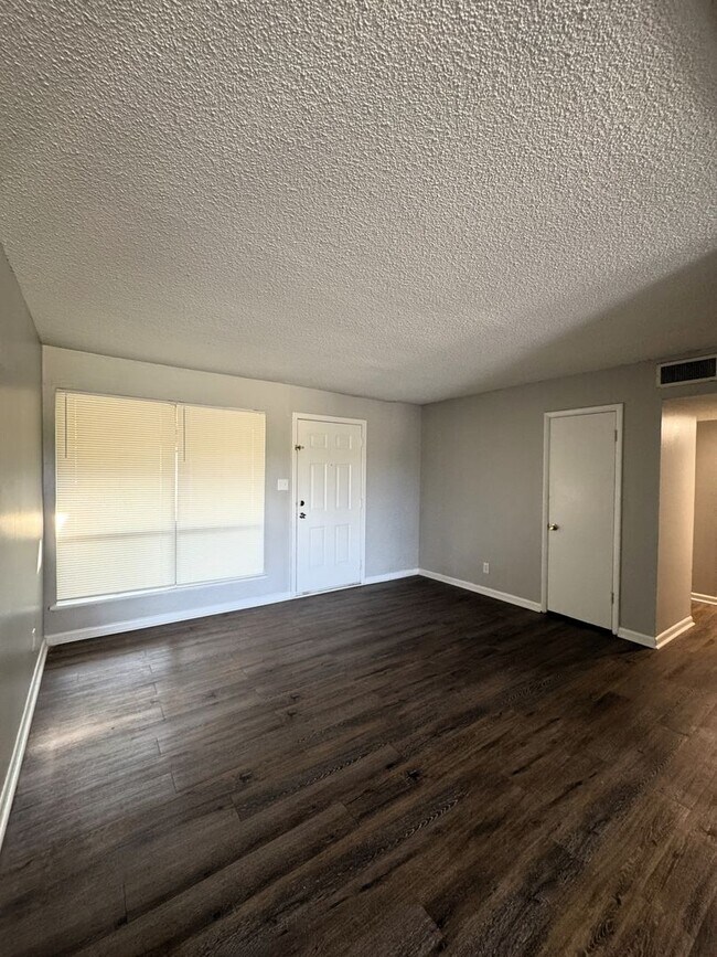Foto del edificio - 1st Month Rent Free with 13-month Lease!