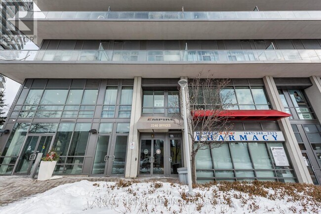 Photo du bâtiment - 2240 Lake Shore Blvd W