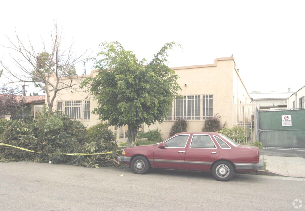 Primary Photo - 1114-1116 1/2 Tamarind Ave