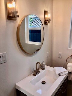 Lovely new bathroom - 3754 Ashwood Ave