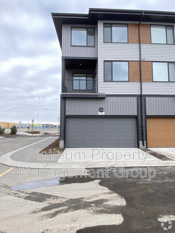 Building Photo - 6505 Country Hills Blvd NE