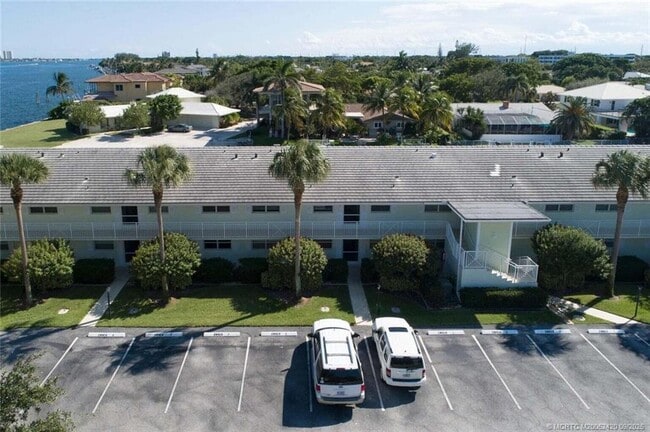 Foto del edificio - 68 Yacht Club Dr