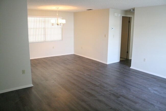 Building Photo - Beautiful large 2 bedroom 2 bath in New Port Richey