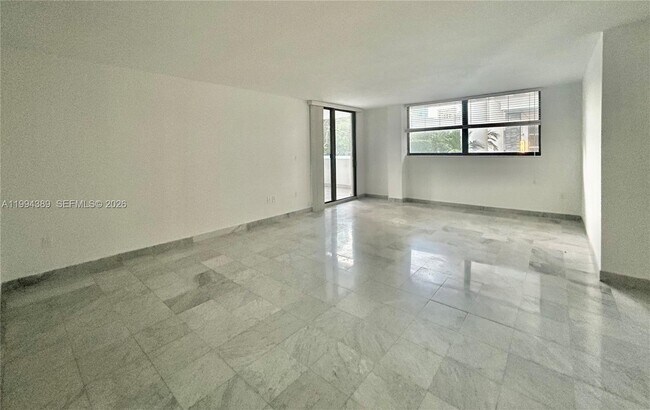 Foto del edificio - 5845 Collins Ave