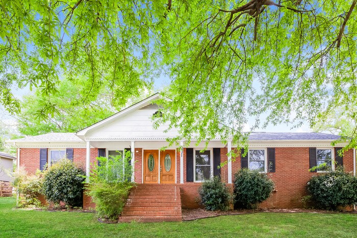 Foto principal - Brick Charmer with Inviting Layout