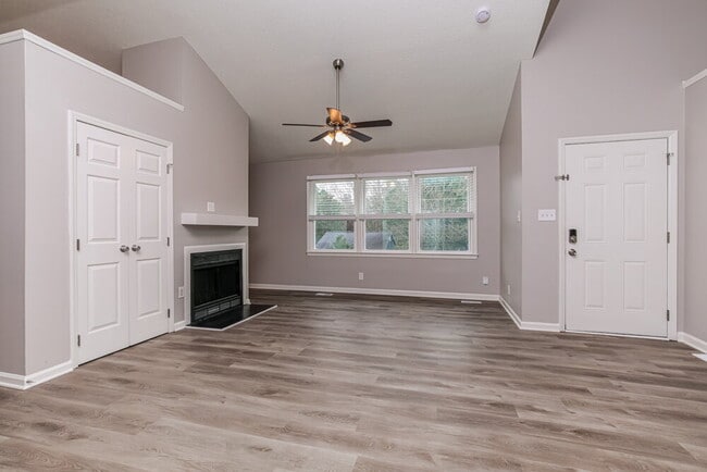 Foto del edificio - 429 Dickens Dr