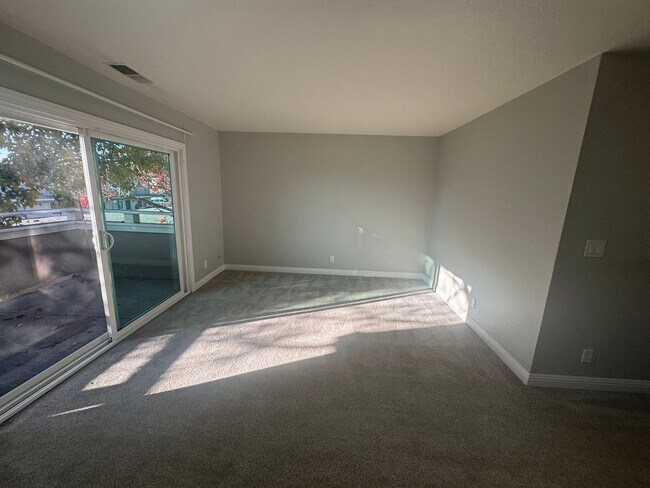 Foto del edificio - Charming top-level 2-bedroom, 1-bath condo in a highly desirable gated community.