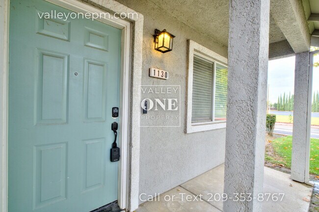 Foto del edificio - Rare vacancy opportunity in Turlock's finest and most desirable townhome complex!