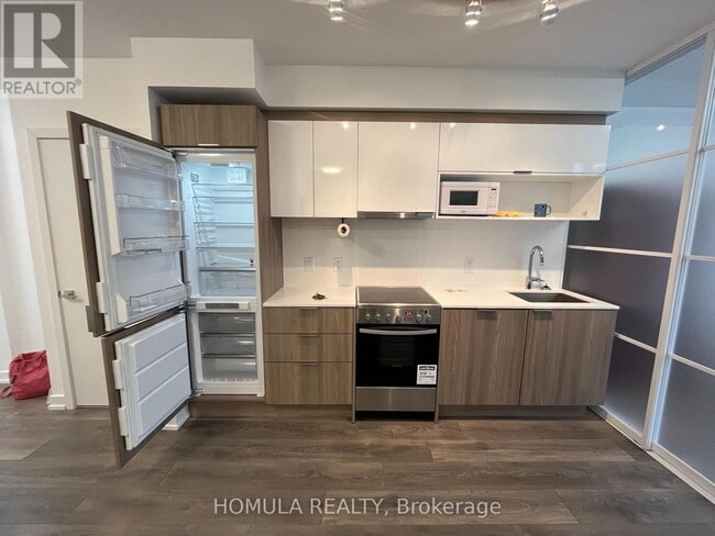 Building Photo - 159 Wellesley St E