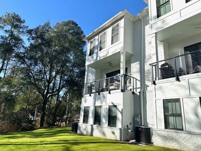 Foto del edificio - LUXURY TOWNHOME IN FOREST ACRES