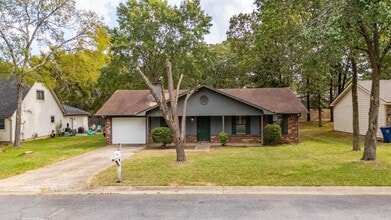 Building Photo - 19 Oak Forest Dr