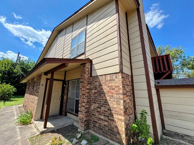 Building Photo - 3002 Chaucer Dr