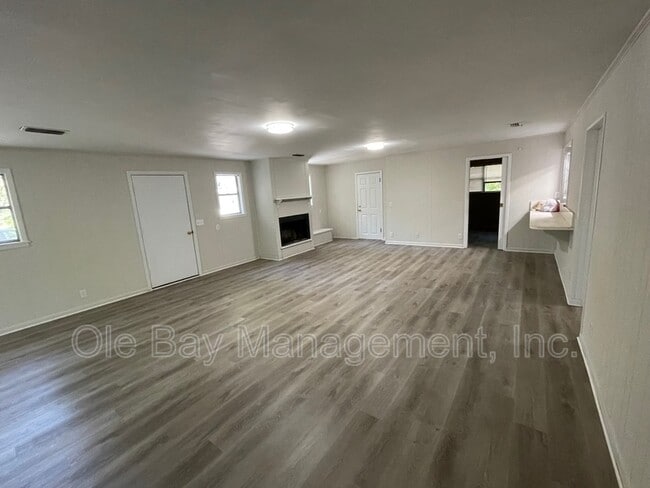Foto del edificio - 2305 Hillwood Dr E